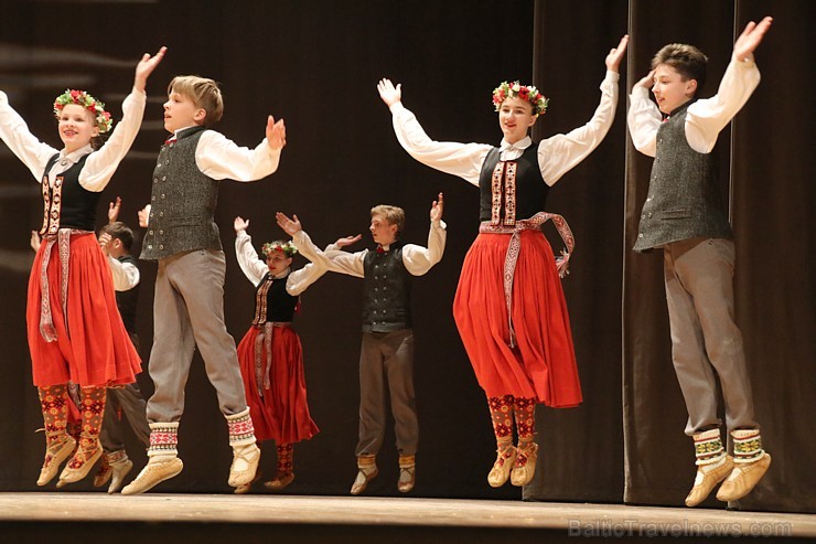 Bērnu un jauniešu deju kolektīvs «Pīlādzītis» piedāvā 4.05.2019 koncertu «Deju karuselis» 252926