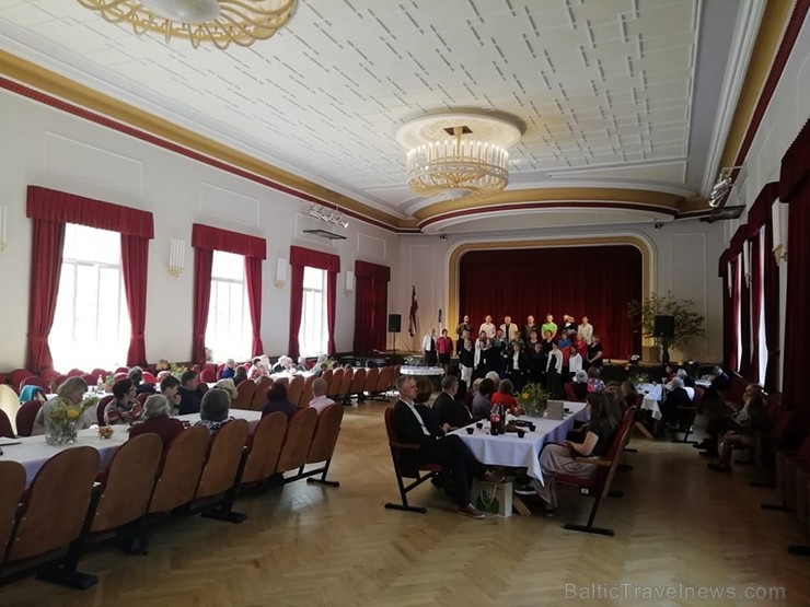  Ar svinīgiem koncertiem, militāro parādi, kopīgu pulcēšanos pie balti klātiem galdiem sestdien Latvijā un citviet pasaulē plaši tika svinēta Latvijas