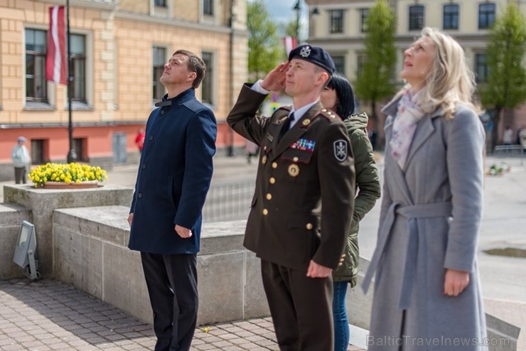  Ar svinīgiem koncertiem, militāro parādi, kopīgu pulcēšanos pie balti klātiem galdiem sestdien Latvijā un citviet pasaulē plaši tika svinēta Latvijas