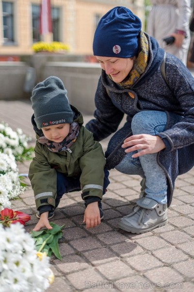  Ar svinīgiem koncertiem, militāro parādi, kopīgu pulcēšanos pie balti klātiem galdiem sestdien Latvijā un citviet pasaulē plaši tika svinēta Latvijas