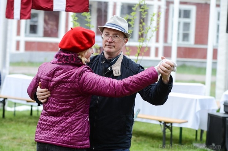  Ar svinīgiem koncertiem, militāro parādi, kopīgu pulcēšanos pie balti klātiem galdiem sestdien Latvijā un citviet pasaulē plaši tika svinēta Latvijas