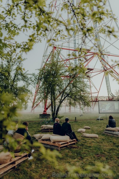 Ar dejām lietū, mīšanos pa sauli un dokumentālo filmu skatīšanos Valmierā  aizvadīts neparasts nedēļas nogales piedzīvojums - festivāls Kino Pedālis