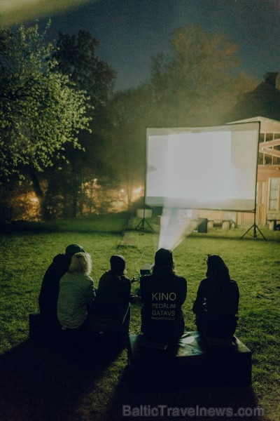 Ar dejām lietū, mīšanos pa sauli un dokumentālo filmu skatīšanos Valmierā  aizvadīts neparasts nedēļas nogales piedzīvojums - festivāls Kino Pedālis