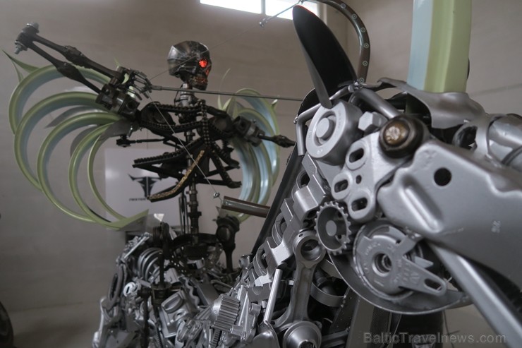 Moto & Metal NESTER CUSTOM mākslas galerija Preiļos ir izklaides komplekss ar izstāžu zālēm, individualizētiem motocikliem un metāla mākslas skulptūrā 253911
