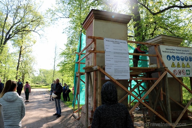 Preiļi top skaistāki - ar izzinošu stāstījumu pilsētas parkā noritējuši noslēdzošie darbi pie vārtu stabu apmetuma atjaunošanas, gruntēšanas un krāsoš