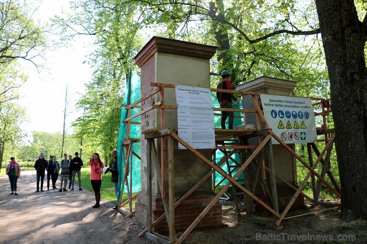 Preiļi top skaistāki - ar izzinošu stāstījumu pilsētas parkā noritējuši noslēdzošie darbi pie vārtu stabu apmetuma atjaunošanas, gruntēšanas un krāsoš