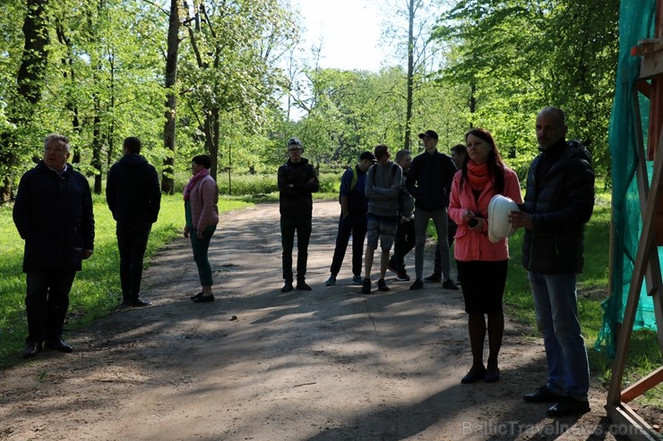 Preiļi top skaistāki - ar izzinošu stāstījumu pilsētas parkā noritējuši noslēdzošie darbi pie vārtu stabu apmetuma atjaunošanas, gruntēšanas un krāsoš