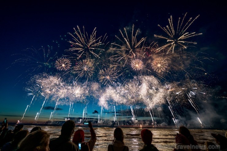 Ar koncertiem, saldējuma svētkiem un uguņošanu jūras krastā Jūrmalā  svin kūrorta vasaras sākumu, pulcējot vairākus tūkstošus apmeklētāju saulrieta ap 255027