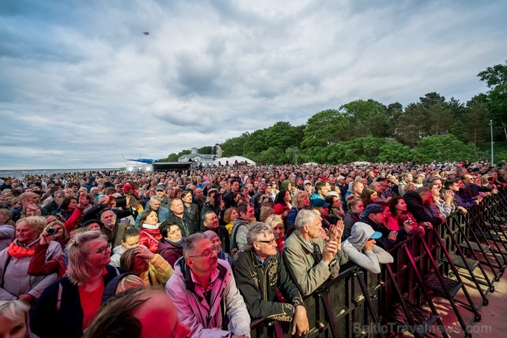 Ar koncertiem, saldējuma svētkiem un uguņošanu jūras krastā Jūrmalā  svin kūrorta vasaras sākumu, pulcējot vairākus tūkstošus apmeklētāju saulrieta ap 255033