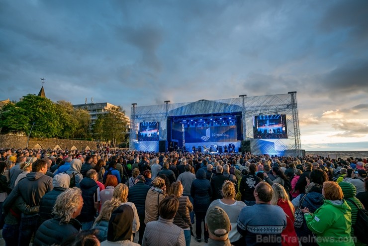 Ar koncertiem, saldējuma svētkiem un uguņošanu jūras krastā Jūrmalā  svin kūrorta vasaras sākumu, pulcējot vairākus tūkstošus apmeklētāju saulrieta ap