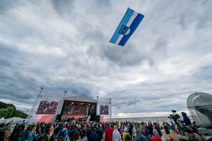 Ar koncertiem, saldējuma svētkiem un uguņošanu jūras krastā Jūrmalā  svin kūrorta vasaras sākumu, pulcējot vairākus tūkstošus apmeklētāju saulrieta ap 255038
