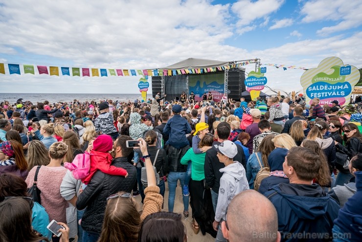Ar koncertiem, saldējuma svētkiem un uguņošanu jūras krastā Jūrmalā  svin kūrorta vasaras sākumu, pulcējot vairākus tūkstošus apmeklētāju saulrieta ap 255045