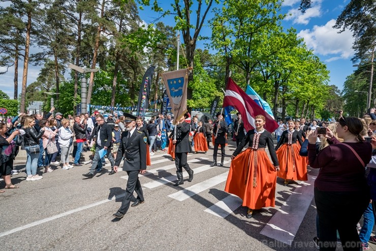 Ar koncertiem, saldējuma svētkiem un uguņošanu jūras krastā Jūrmalā  svin kūrorta vasaras sākumu, pulcējot vairākus tūkstošus apmeklētāju saulrieta ap