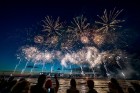 Ar koncertiem, saldējuma svētkiem un uguņošanu jūras krastā Jūrmalā  svin kūrorta vasaras sākumu, pulcējot vairākus tūkstošus apmeklētāju saulrieta ap 1