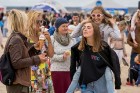 Ar koncertiem, saldējuma svētkiem un uguņošanu jūras krastā Jūrmalā  svin kūrorta vasaras sākumu, pulcējot vairākus tūkstošus apmeklētāju saulrieta ap 21