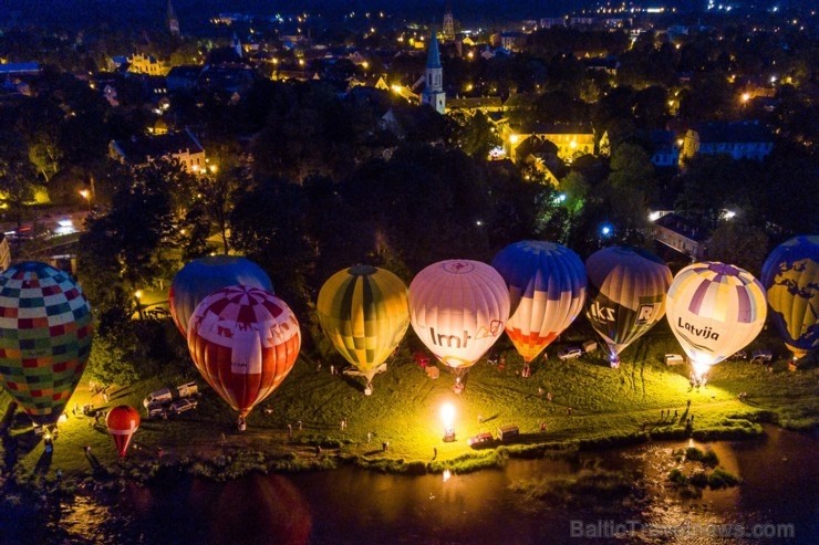 Festivāla laikā virs Kuldīgas krāšņi pacēlās vairākas gaisa balonu ekipāžas un priecēja kuplo apmeklētaju pulku 255116