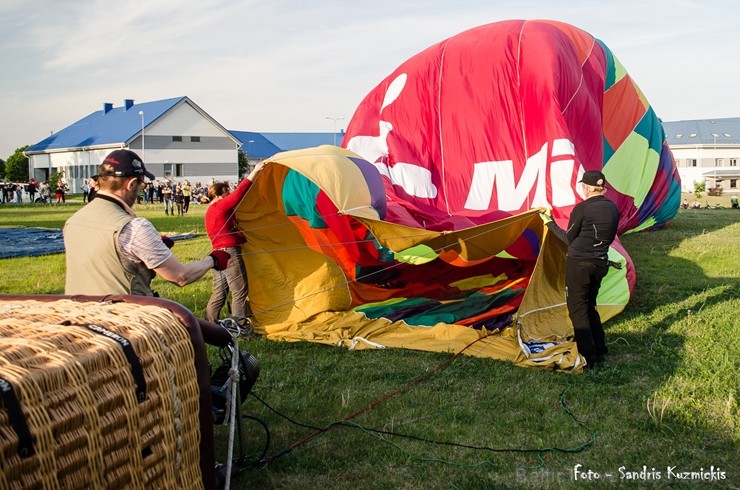 Festivāla laikā virs Kuldīgas krāšņi pacēlās vairākas gaisa balonu ekipāžas un priecēja kuplo apmeklētaju pulku 255122