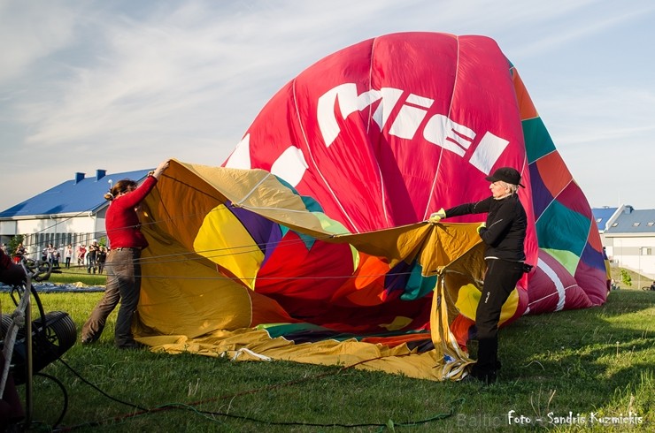 Festivāla laikā virs Kuldīgas krāšņi pacēlās vairākas gaisa balonu ekipāžas un priecēja kuplo apmeklētaju pulku 255123