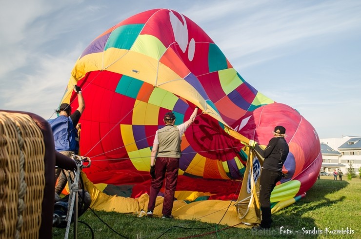 Festivāla laikā virs Kuldīgas krāšņi pacēlās vairākas gaisa balonu ekipāžas un priecēja kuplo apmeklētaju pulku 255125