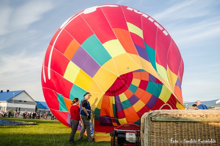 Festivāla laikā virs Kuldīgas krāšņi pacēlās vairākas gaisa balonu ekipāžas un priecēja kuplo apmeklētaju pulku 255126