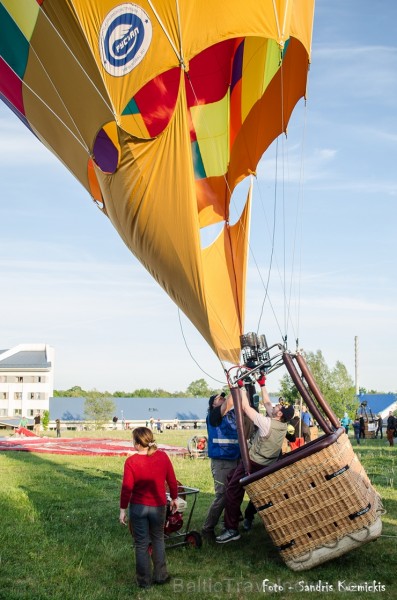 Festivāla laikā virs Kuldīgas krāšņi pacēlās vairākas gaisa balonu ekipāžas un priecēja kuplo apmeklētaju pulku 255127