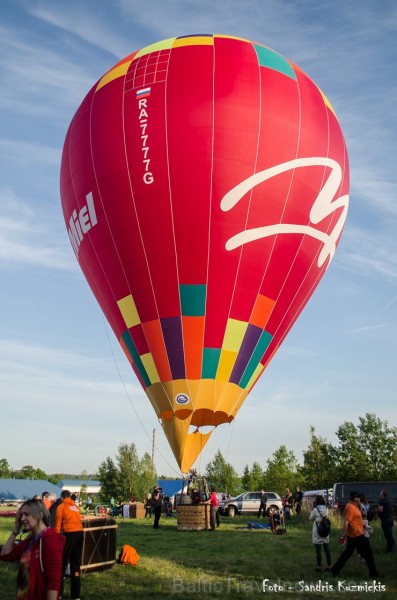 Festivāla laikā virs Kuldīgas krāšņi pacēlās vairākas gaisa balonu ekipāžas un priecēja kuplo apmeklētaju pulku 255128