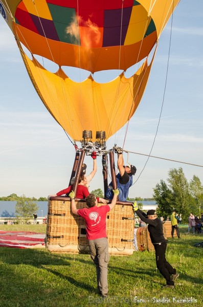 Festivāla laikā virs Kuldīgas krāšņi pacēlās vairākas gaisa balonu ekipāžas un priecēja kuplo apmeklētaju pulku 255129