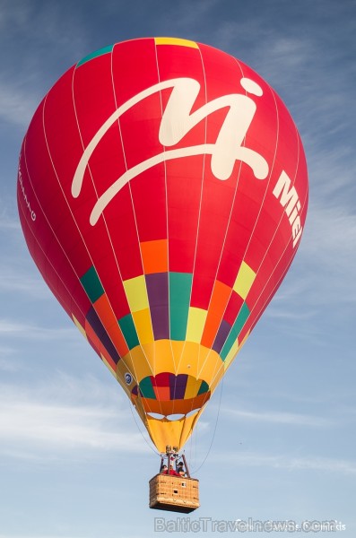 Festivāla laikā virs Kuldīgas krāšņi pacēlās vairākas gaisa balonu ekipāžas un priecēja kuplo apmeklētaju pulku 255131