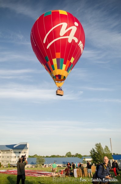 Festivāla laikā virs Kuldīgas krāšņi pacēlās vairākas gaisa balonu ekipāžas un priecēja kuplo apmeklētaju pulku 255132