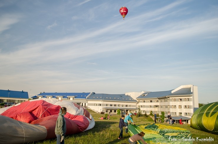 Festivāla laikā virs Kuldīgas krāšņi pacēlās vairākas gaisa balonu ekipāžas un priecēja kuplo apmeklētaju pulku 255133