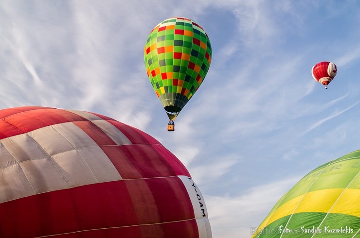 Festivāla laikā virs Kuldīgas krāšņi pacēlās vairākas gaisa balonu ekipāžas un priecēja kuplo apmeklētaju pulku 255135