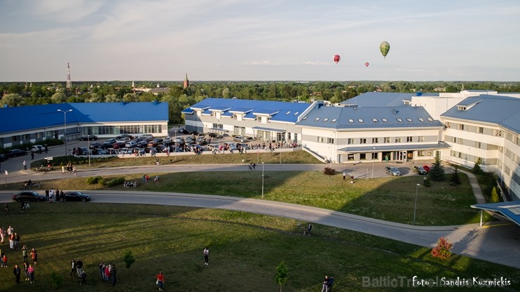 Festivāla laikā virs Kuldīgas krāšņi pacēlās vairākas gaisa balonu ekipāžas un priecēja kuplo apmeklētaju pulku 255136