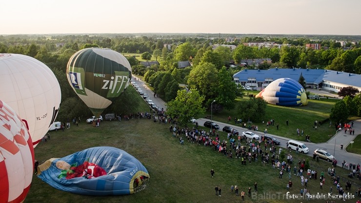 Festivāla laikā virs Kuldīgas krāšņi pacēlās vairākas gaisa balonu ekipāžas un priecēja kuplo apmeklētaju pulku 255137