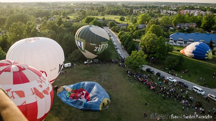 Festivāla laikā virs Kuldīgas krāšņi pacēlās vairākas gaisa balonu ekipāžas un priecēja kuplo apmeklētaju pulku 255138