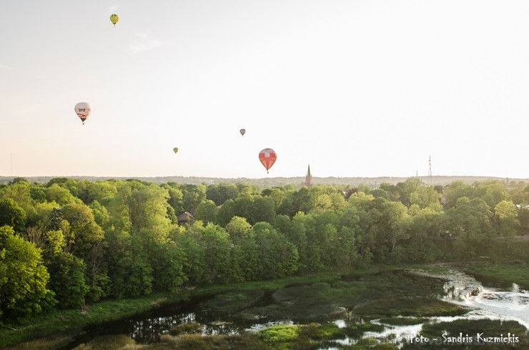 Festivāla laikā virs Kuldīgas krāšņi pacēlās vairākas gaisa balonu ekipāžas un priecēja kuplo apmeklētaju pulku 255155