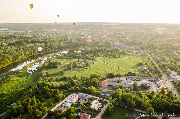 Festivāla laikā virs Kuldīgas krāšņi pacēlās vairākas gaisa balonu ekipāžas un priecēja kuplo apmeklētaju pulku 255159