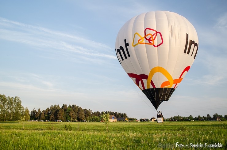 Festivāla laikā virs Kuldīgas krāšņi pacēlās vairākas gaisa balonu ekipāžas un priecēja kuplo apmeklētaju pulku 255162