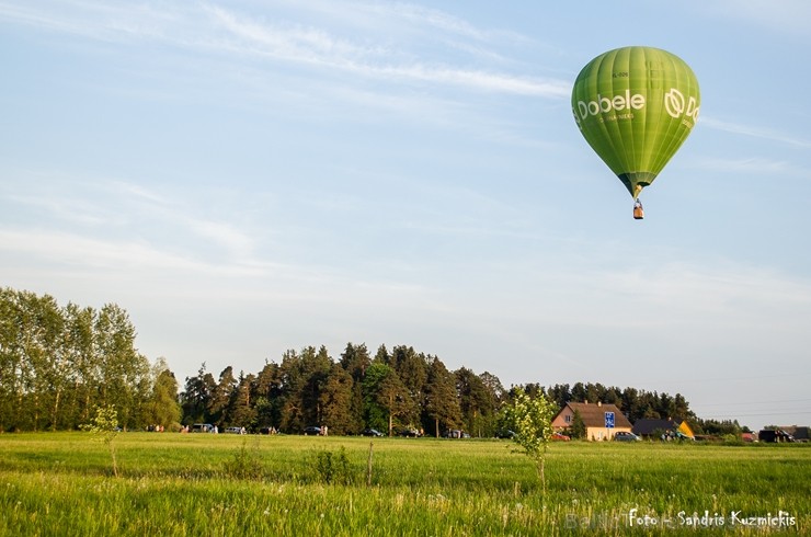 Festivāla laikā virs Kuldīgas krāšņi pacēlās vairākas gaisa balonu ekipāžas un priecēja kuplo apmeklētaju pulku 255165