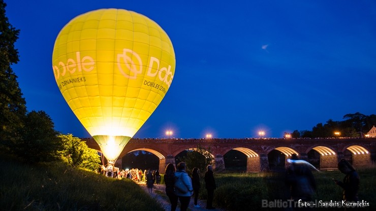 Festivāla laikā virs Kuldīgas krāšņi pacēlās vairākas gaisa balonu ekipāžas un priecēja kuplo apmeklētaju pulku 255169