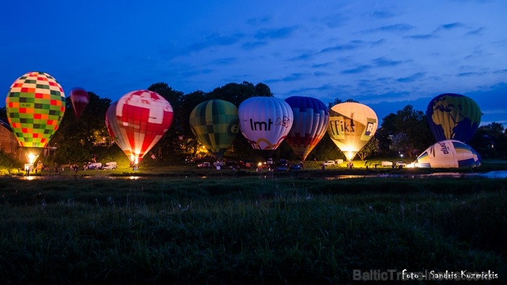 Festivāla laikā virs Kuldīgas krāšņi pacēlās vairākas gaisa balonu ekipāžas un priecēja kuplo apmeklētaju pulku 255170