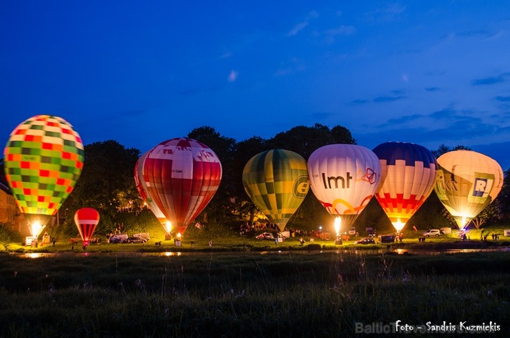 Festivāla laikā virs Kuldīgas krāšņi pacēlās vairākas gaisa balonu ekipāžas un priecēja kuplo apmeklētaju pulku 255171