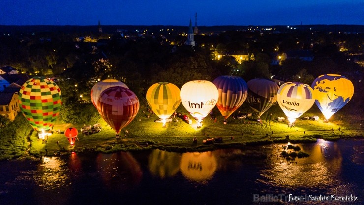 Festivāla laikā virs Kuldīgas krāšņi pacēlās vairākas gaisa balonu ekipāžas un priecēja kuplo apmeklētaju pulku 255172