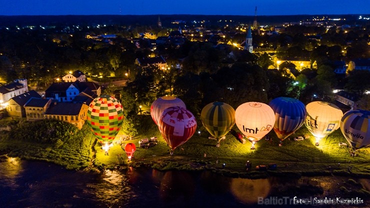 Festivāla laikā virs Kuldīgas krāšņi pacēlās vairākas gaisa balonu ekipāžas un priecēja kuplo apmeklētaju pulku 255174