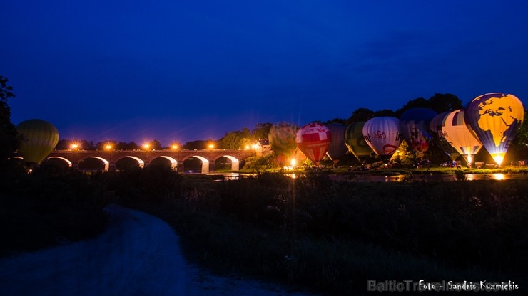 Festivāla laikā virs Kuldīgas krāšņi pacēlās vairākas gaisa balonu ekipāžas un priecēja kuplo apmeklētaju pulku 255175