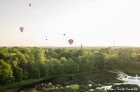 Festivāla laikā virs Kuldīgas krāšņi pacēlās vairākas gaisa balonu ekipāžas un priecēja kuplo apmeklētaju pulku 40
