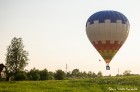 Festivāla laikā virs Kuldīgas krāšņi pacēlās vairākas gaisa balonu ekipāžas un priecēja kuplo apmeklētaju pulku 49
