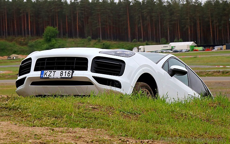 Travelnews.lv piedalās «Porsche Road Tour 2019» un izbauda 10 spēkratu spējas dažādos apstākļos