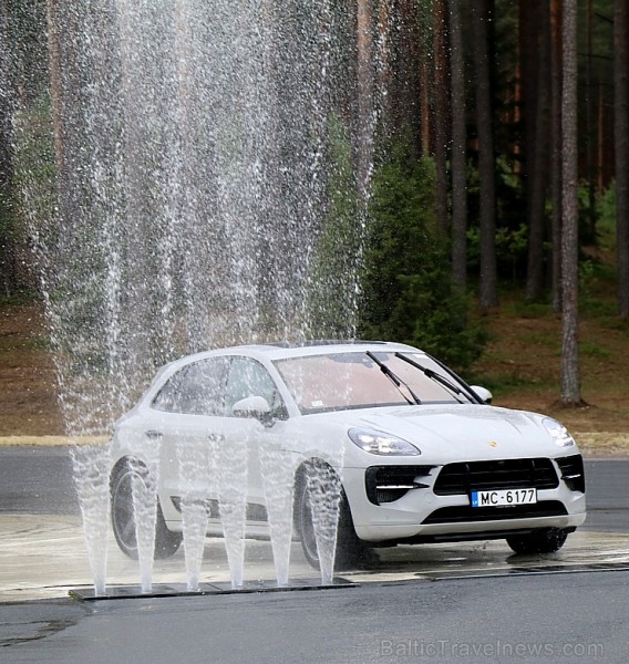 Travelnews.lv piedalās «Porsche Road Tour 2019» un izbauda 10 spēkratu spējas dažādos apstākļos