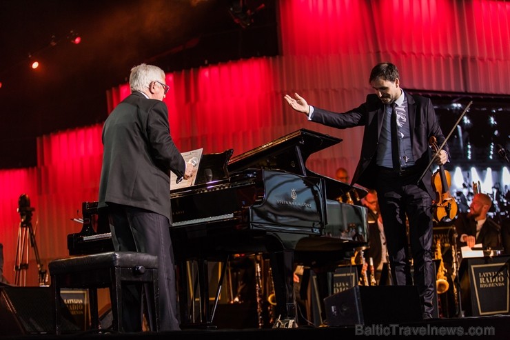 Ar krāšņu Maestro Raimonda Paula kino mūzikas koncertu Jūrmalā atklāj 2019. gada Dzintaru koncertzāles vasaras sezonu 255717