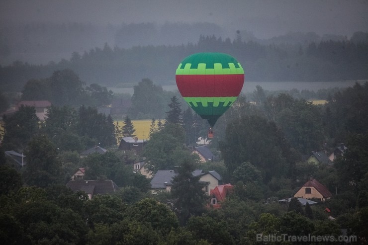 Visu Siguldas pilsētas svētku garumā siguldieši un pilsētas viesi baudīja krāšņu mākoņu kuģu rīta un vakara lidojumus 255766